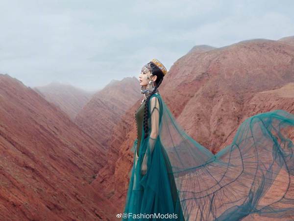 ‘Mỹ nhân Tân Cương’ Đồng Lệ Á như tiên nữ hạ phàm khoe vũ điệu trên núi-6