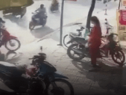 Pha bẻ khóa trộm xe máy trong tích tắc khiến người phụ nữ không kịp trở tay-1