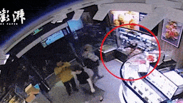 Hai cụ bà U70 liên tục trộm cắp trong tiệm bánh mang về cho cháu, cảnh sát vào cuộc điều tra bất ngờ với gia cảnh của thủ phạm-1