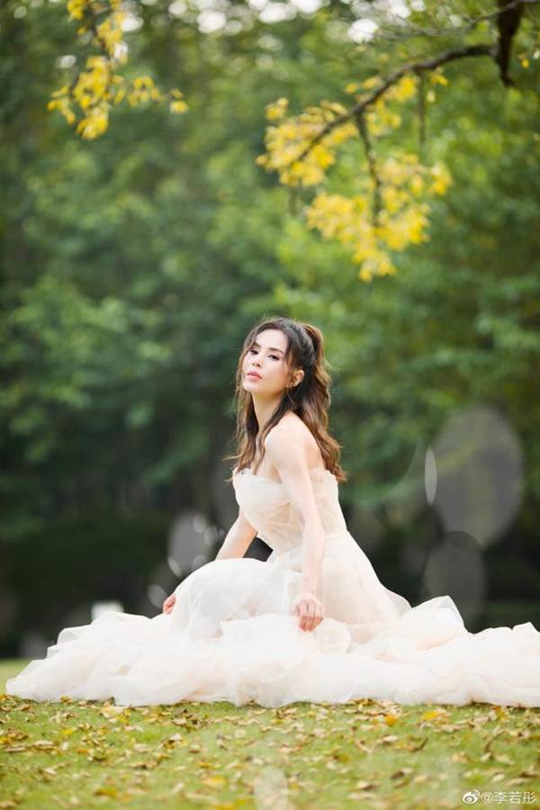 Tiểu Long Nữ Lý Nhược Đồng mặc váy cô dâu trẻ trung bất ngờ-1