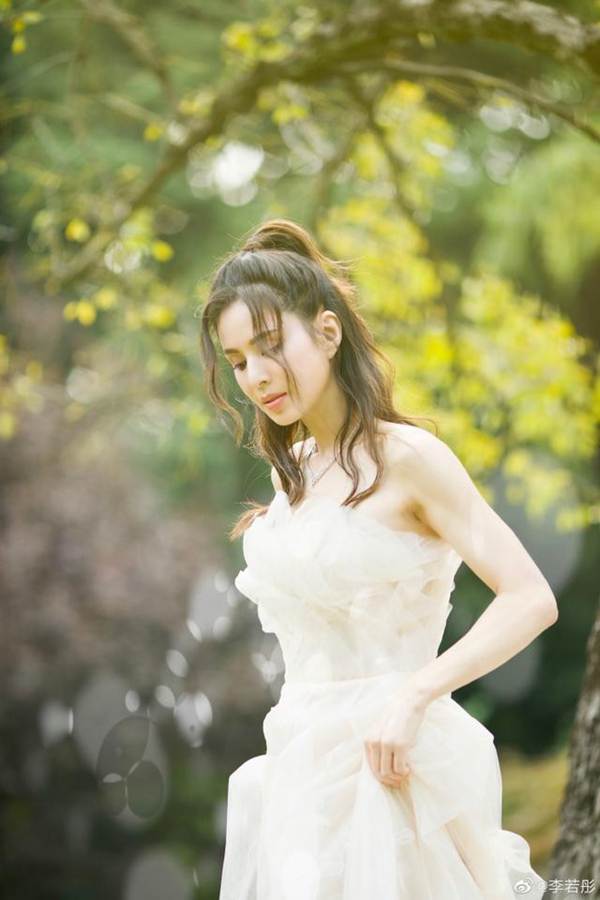 Tiểu Long Nữ Lý Nhược Đồng mặc váy cô dâu trẻ trung bất ngờ-2