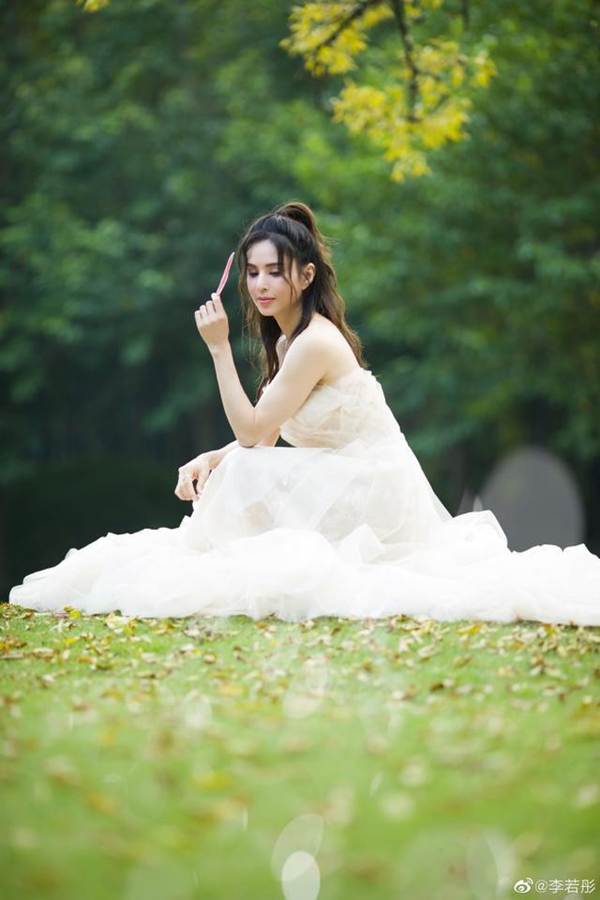 Tiểu Long Nữ Lý Nhược Đồng mặc váy cô dâu trẻ trung bất ngờ-4