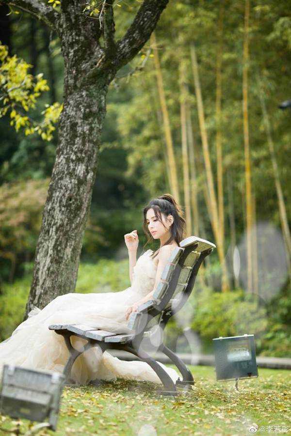Tiểu Long Nữ Lý Nhược Đồng mặc váy cô dâu trẻ trung bất ngờ-5