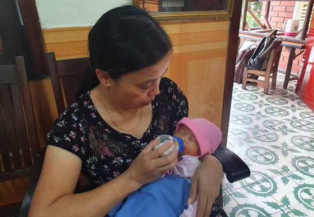 Mẹ bỏ lại con gái mới sinh ngoài đường vào sáng sớm, nhấn còi xe báo hiệu rồi bỏ đi-1