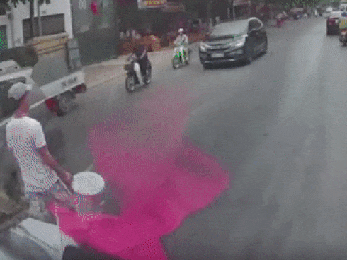 Bầy chó rượt đuổi xe máy khiến tài xế ngã nhào-1