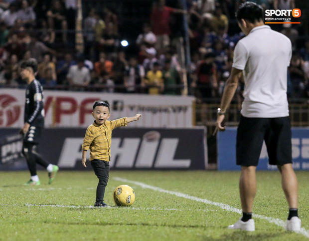 Khoảnh khắc vui đùa hạnh phúc của nhà vô địch V.League cùng con trai, niềm vui nhân đôi khi ẵm trọn 2 danh hiệu cao quý nhất-1