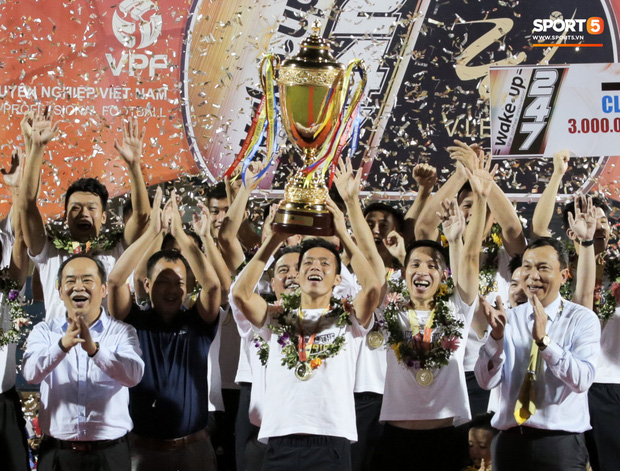 Khoảnh khắc vui đùa hạnh phúc của nhà vô địch V.League cùng con trai, niềm vui nhân đôi khi ẵm trọn 2 danh hiệu cao quý nhất-10