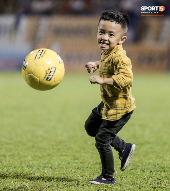 Khoảnh khắc vui đùa hạnh phúc của nhà vô địch V.League cùng con trai, niềm vui nhân đôi khi ẵm trọn 2 danh hiệu cao quý nhất-4