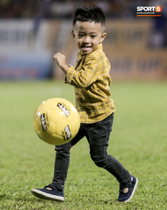Khoảnh khắc vui đùa hạnh phúc của nhà vô địch V.League cùng con trai, niềm vui nhân đôi khi ẵm trọn 2 danh hiệu cao quý nhất-5