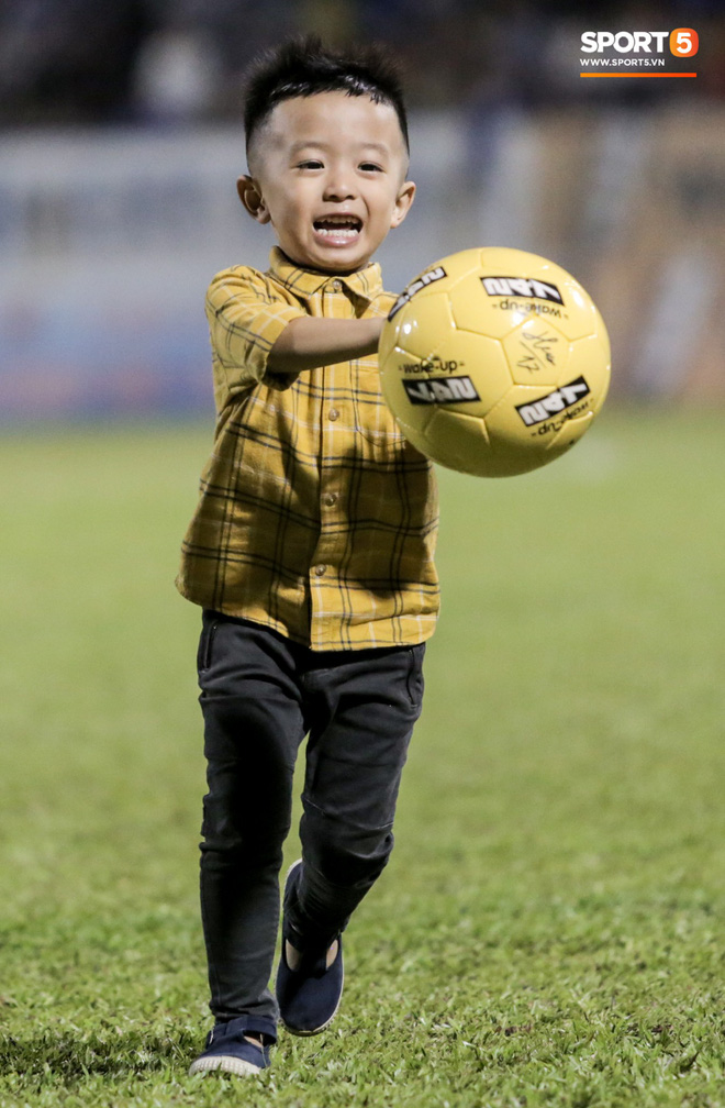 Khoảnh khắc vui đùa hạnh phúc của nhà vô địch V.League cùng con trai, niềm vui nhân đôi khi ẵm trọn 2 danh hiệu cao quý nhất-6