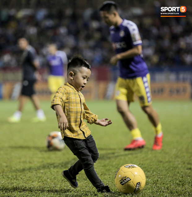 Khoảnh khắc vui đùa hạnh phúc của nhà vô địch V.League cùng con trai, niềm vui nhân đôi khi ẵm trọn 2 danh hiệu cao quý nhất-7