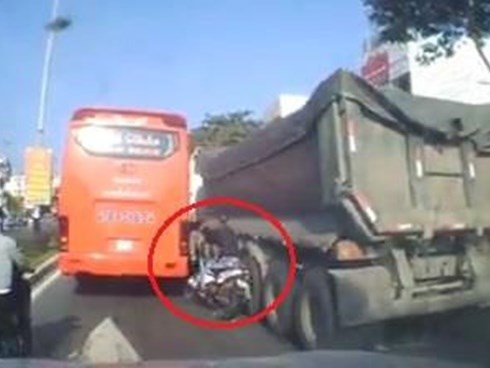 Nam thanh niên vượt ẩu suýt chết khi kẹt giữa ôtô khách và xe tải