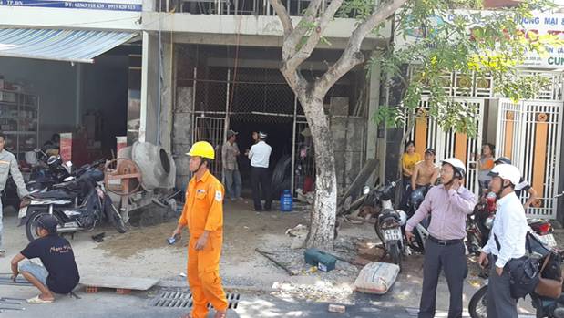 Bị điện giật cháy sém nửa người, thanh niên 20 tuổi rơi từ tầng 2 ngôi nhà đang xây dựng xuống đất-1