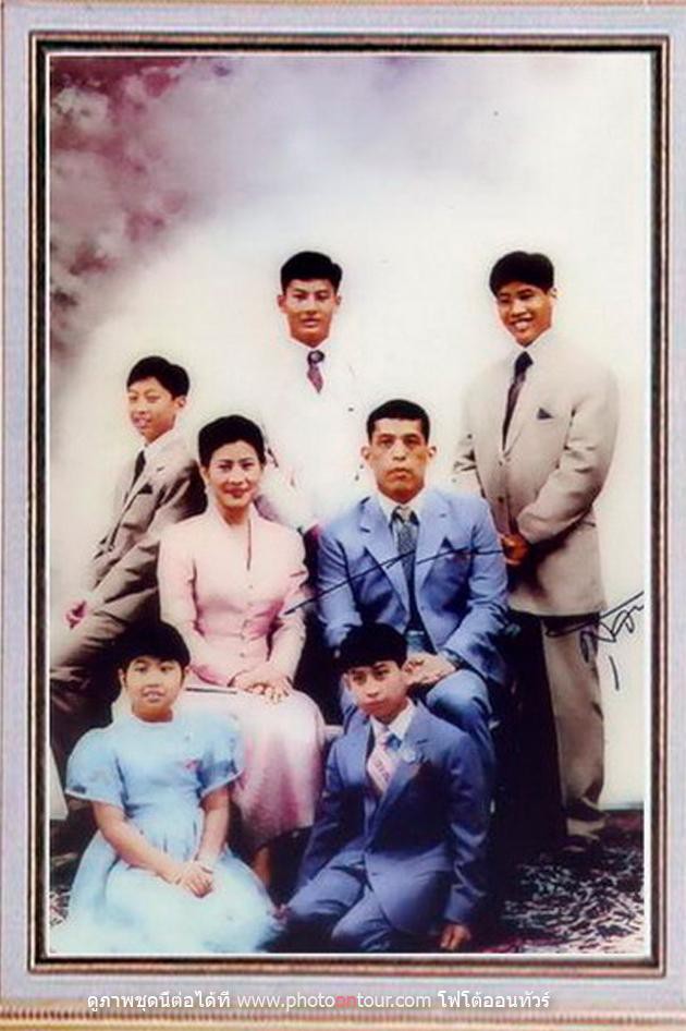 Không chỉ ruồng rẫy ái phi, Quốc vương Thái Lan còn thẳng tay trị vợ cũ ngoại tình: Dán cáo thị, trục xuất và từ mặt 4 con trai-4