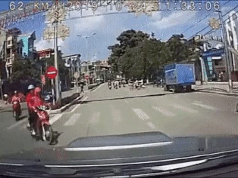 Clip: Kinh hoàng khoảnh khắc bé gái bị ô tô chạy ẩu hất tung lên không trung khi đi xe đạp điện sang đường