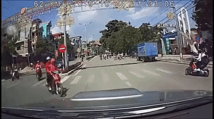 Clip: Kinh hoàng khoảnh khắc bé gái bị ô tô chạy ẩu hất tung lên không trung khi đi xe đạp điện sang đường-1