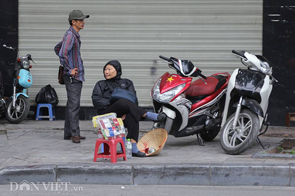 Người Hà Nội mặc áo ấm, co ro ngồi công viên đón gió lạnh đầu mùa-7