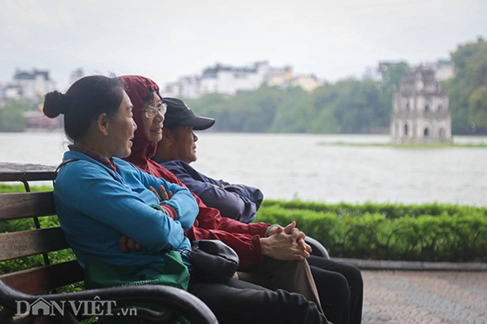 Người Hà Nội mặc áo ấm, co ro ngồi công viên đón gió lạnh đầu mùa-8
