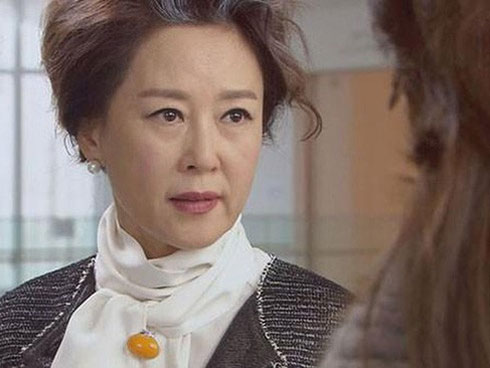 Sinh nhật nhân tình, chồng chơi lớn bao cả nhà hàng, nhưng vừa nhìn thấy phục vụ bàn anh ta hoảng hồn run sợ-3