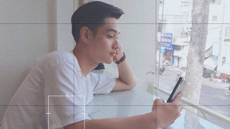 Đang ăn trưa mà bị mẹ bắt đi học, nam sinh cầm cả nồi mì đến lớp nhưng điều khiến dân mạng phát cuồng chính là vẻ đẹp trai mê hoặc-5