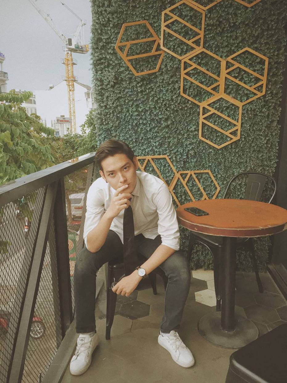 Đang ăn trưa mà bị mẹ bắt đi học, nam sinh cầm cả nồi mì đến lớp nhưng điều khiến dân mạng phát cuồng chính là vẻ đẹp trai mê hoặc-6