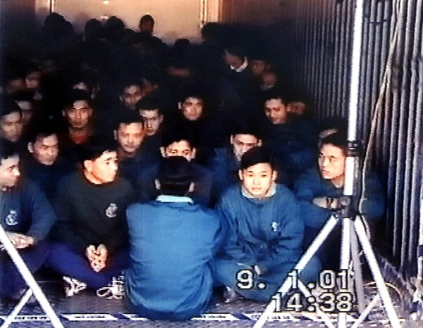 Hình ảnh chấn động vụ 58 người TQ chết trong xe cà chua ở Anh-2