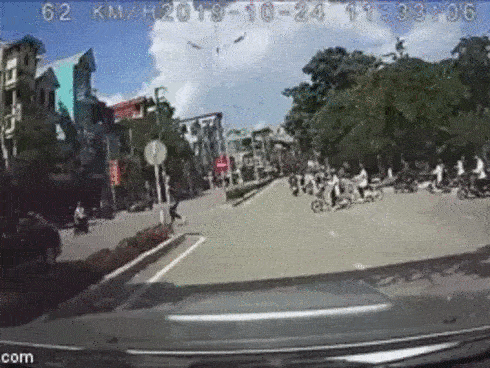 Ôtô đâm văng 2 bố con đang băng qua đường-1