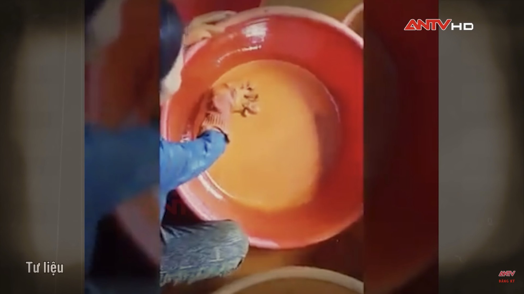 Rùng mình với loại tinh bột nghệ giá rẻ, trộn phẩm màu, hóa chất: Người tiêu dùng tưởng bổ lại hóa khổ vì hại gan, rước thêm bệnh-5