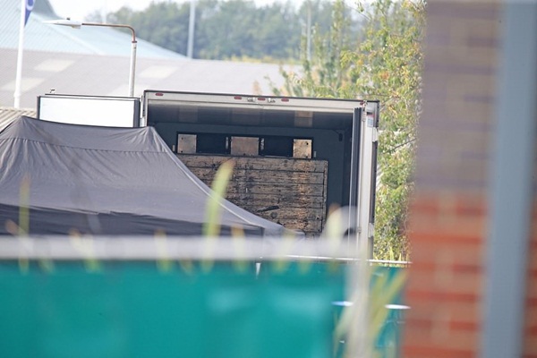 Hình ảnh chấn động vụ 58 người TQ chết trong xe cà chua ở Anh-7