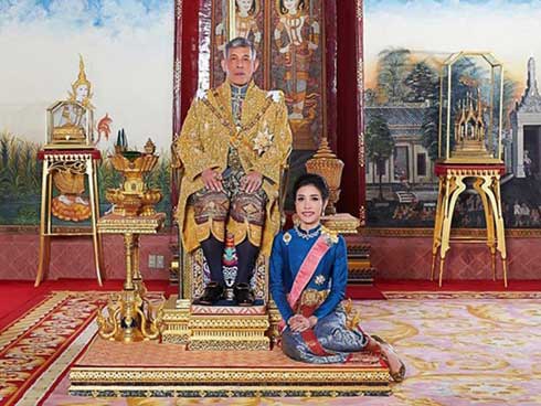 Sau khi Hoàng quý phi bị phế truất, Hoàng hậu Thái Lan trở thành tâm điểm chú ý với nhan sắc ngày càng rực rỡ và thần thái hút hồn-4