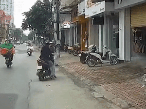 Mẹ lơ đễnh, em bé vặn tay ga lao xe lên lề-1