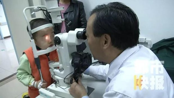 Bé trai 3 tuổi bị mù suốt 10 ngày chỉ vì bị cảm lạnh nhưng không điều trị dứt điểm-1