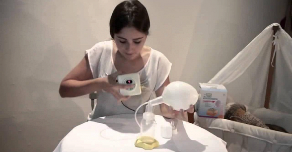 Nghe tiếng con khóc ngằn ngặt, tôi bước vào phòng thì thấy mẹ tôi đứng nhăn nhó bế cháu còn vợ loay hoay làm một việc hết sức vớ vẩn-1