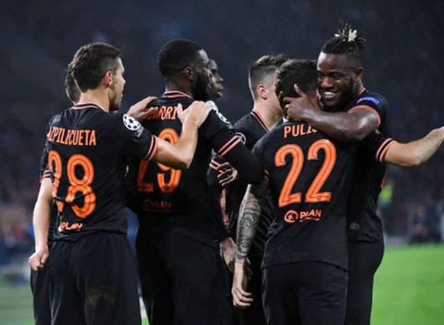 Người hâm mộ phát cuồng với bộ đôi siêu anh hùng” của Chelsea-2