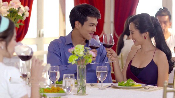 Sinh nhật nhân tình, chồng chơi lớn bao cả nhà hàng, nhưng vừa nhìn thấy phục vụ bàn anh ta hoảng hồn run sợ-2
