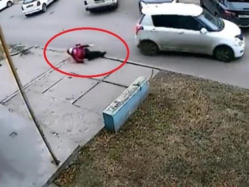 Ôtô cán qua người đi bộ 2 lần rồi bỏ chạy