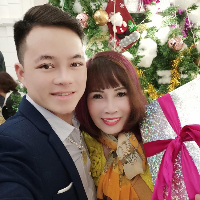Chồng cô dâu 62 tuổi gây sốc với diện mạo mới sau khi được vợ chơi lớn cho đi tân trang nhan sắc-1