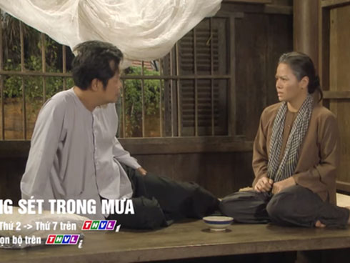 Tiếng sét trong mưa: Cảnh Xuân ngủ với Phượng đã tới, mẹ kế giúp con trai lột quần áo của Phượng-11