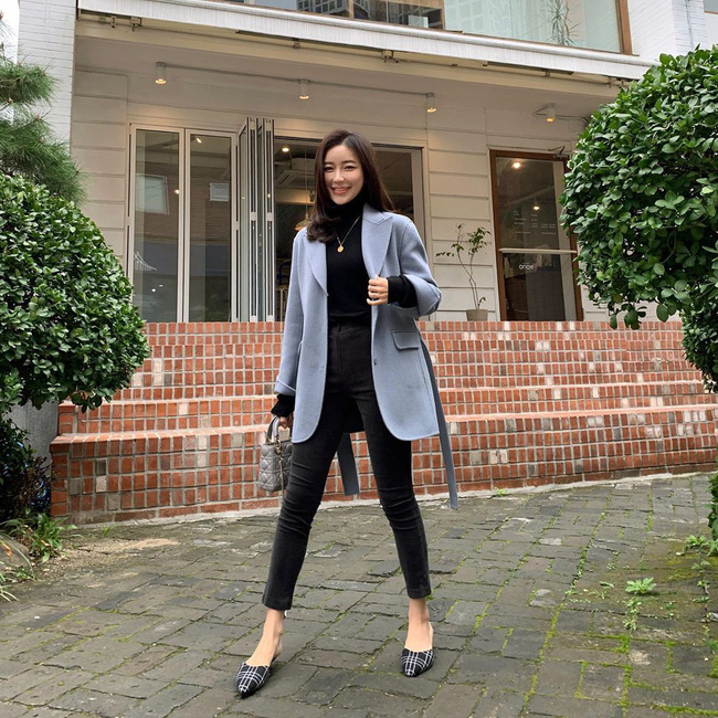 Học ngay 12 set đồ của các quý cô Châu Á để thêm ý tưởng diện đồ cho những ngày mưa lạnh-2