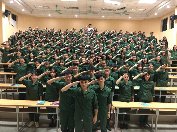 Cả lớp tạo dáng đều răm rắp để chụp ảnh quân sự, đẹp thì đẹp thật nhưng dân mạng chỉ chú ý một chi tiết phía sau-3