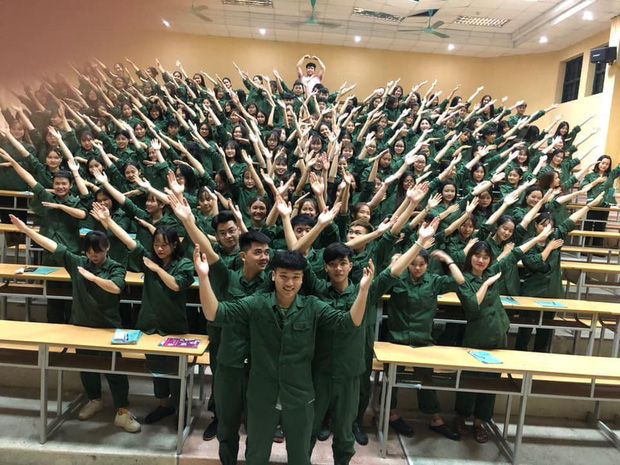 Cả lớp tạo dáng đều răm rắp để chụp ảnh quân sự, đẹp thì đẹp thật nhưng dân mạng chỉ chú ý một chi tiết phía sau-4