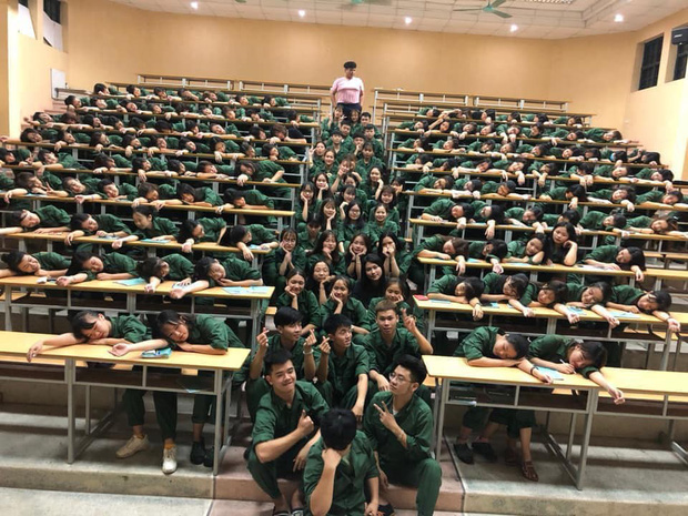 Cả lớp tạo dáng đều răm rắp để chụp ảnh quân sự, đẹp thì đẹp thật nhưng dân mạng chỉ chú ý một chi tiết phía sau-5