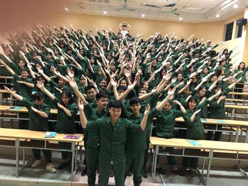 Cả lớp tạo dáng đều răm rắp để chụp ảnh quân sự, đẹp thì đẹp thật nhưng dân mạng chỉ chú ý một chi tiết phía sau