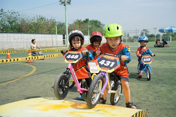 Con gái 2 tuổi tham gia cuộc thi nhưng không giành chiến thắng, phản ứng của người mẹ bị dân mạng ném đá dữ dội-1