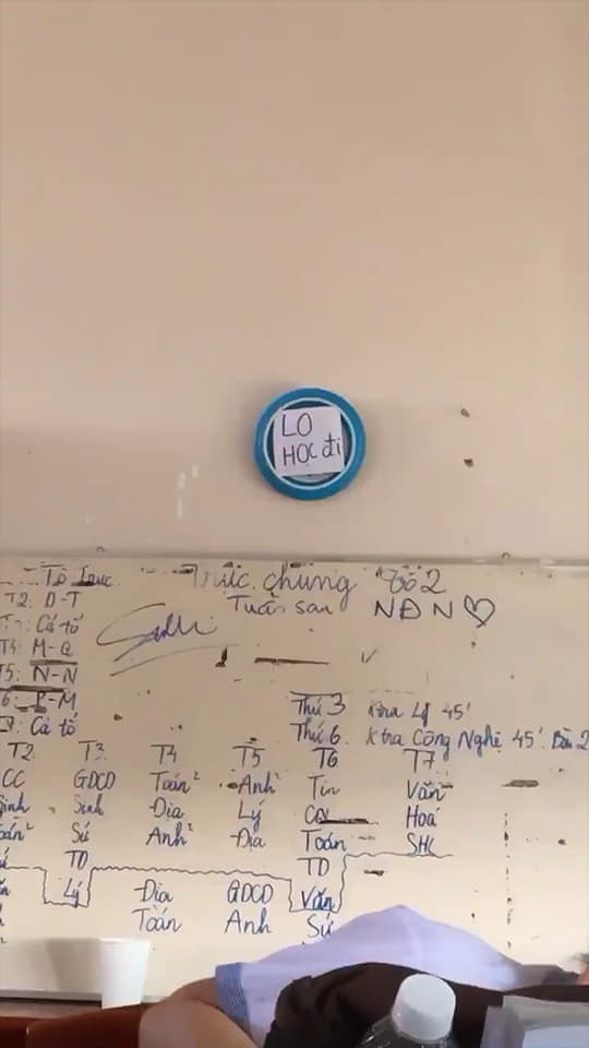 Học sinh chốc lát lại ngó lên đồng hồ xem bao giờ hết tiết, giáo viên lầy lội tung chiêu khiến dân mạng nghiêng mình bái phục-1