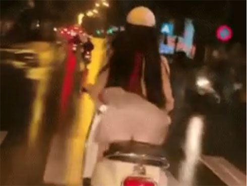 Đi xe máy ban đêm mặc quần quá mỏng để lộ cả nội y, cô gái xinh đẹp khiến dân mạng nóng mắt-3
