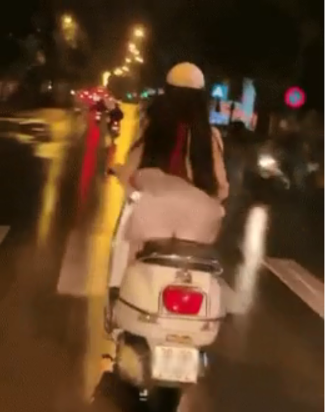 Clip: Gió tốc bay váy lộ cả nội y cùng vòng 3 phản cảm, cô gái vẫn thản nhiên chạy xe máy trên đường-1