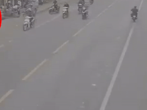 Kẹt tay ga, xe máy lao như tên bắn gây tai nạn