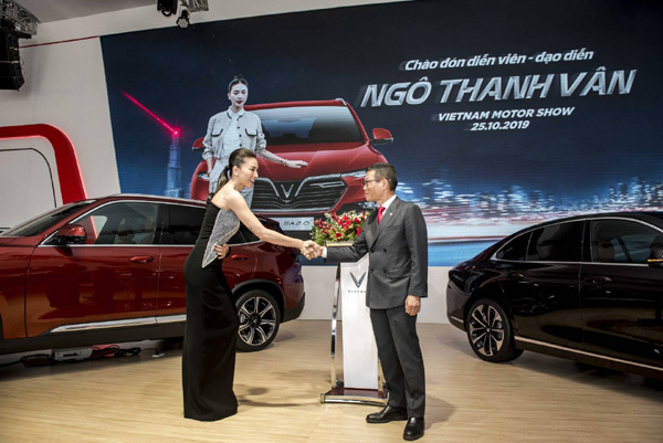 Đại sứ Vinfast Ngô Thanh Vân nhận xe 1,7 tỷ đồng-2