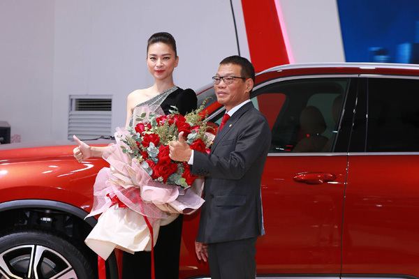 Đại sứ Vinfast Ngô Thanh Vân nhận xe 1,7 tỷ đồng-5